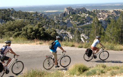 Cycling towards les Baux de Provence © Walk Inn Provence