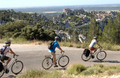 Cycling towards les Baux de Provence © Walk Inn Provence
