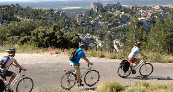 Cycling towards les Baux de Provence © Walk Inn Provence